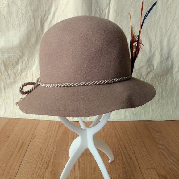 Light Brown Felt Hat with Feather Brooch Pin and Silky Cable Rope Bow - Picture 3 of 11